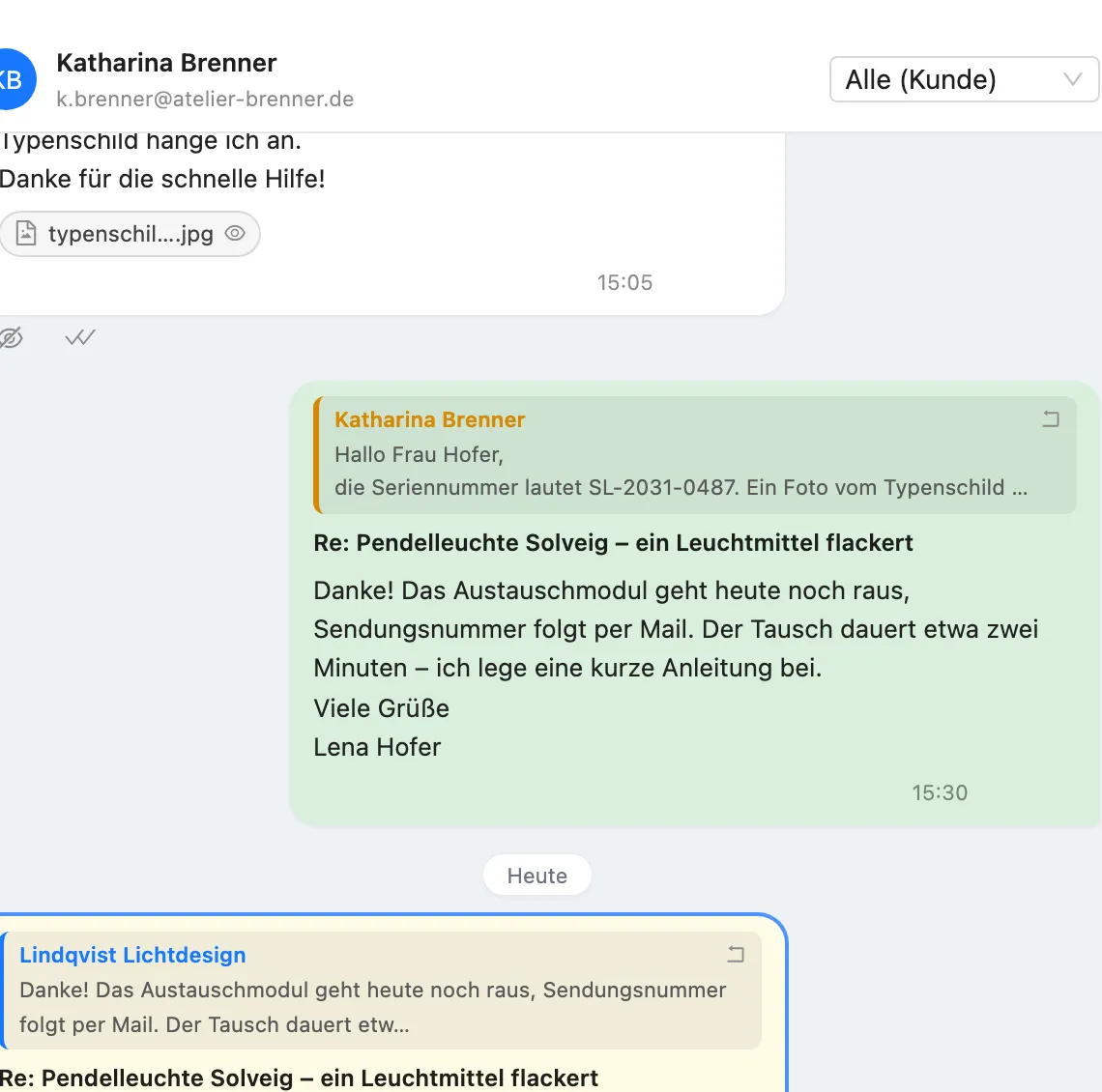 Der Mailverlauf mit einer Kundin als Chat: eingehende Nachrichten links, Antworten des Teams rechts, Anhänge als kleine Chips.